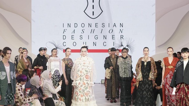 Koleksi Batik Karya 26 Desainer di Fashion Show